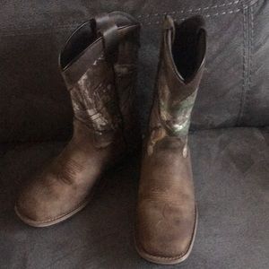 Boys Austin camo and brown boots. Size 1 Used